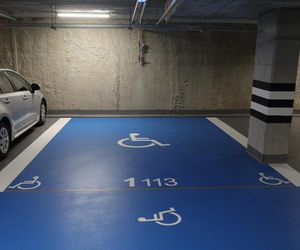 Byliśmy w podziemnym parkingu w Warszawie. Ładowarki dla elektryków, cztery poziomy i 7,5 zł za godzinę