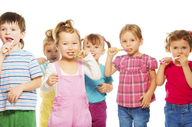 Zęby mleczne u dzieci - 6 rad, jak je myć i leczyć