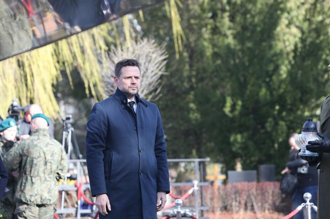 Dzisiaj, w tych niesłychanie trudnych i niebezpiecznych czasach, w momencie kiedy wojna jest u naszej granicy potrzebna jest chociaż namiastka wspólnoty a nie spory,