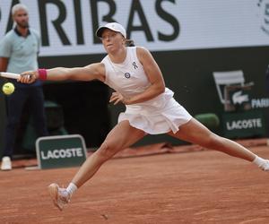 KIEDY gra Iga Świątek Finał Roland Garros Polka w sobotę powalczy o tytuł w Paryżu! O której finał Świątek - Muchova O której gra Iga Świątek w finale