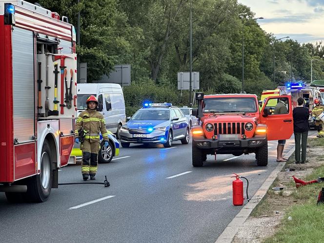 Reanimacja na ulicy. Motocyklista roztrzaskał się na Ochocie!