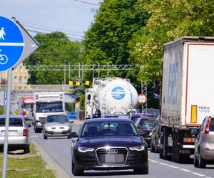 Tragiczny wypadek w Gostyninie. Wjechała toyotą pod tira. Nie żyje