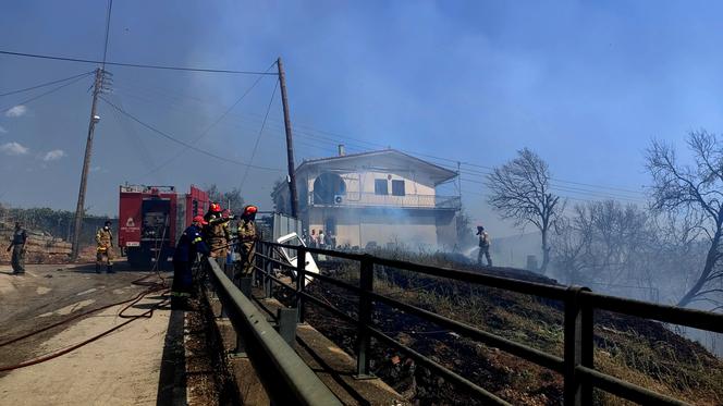 Polscy turyści ewakuowani z Korfu w Grecji z powodu szalejącego pożaru. Biura odwołują loty na wyspę