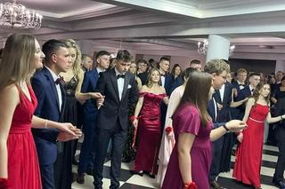 Studniówka 2024 w Opatowie. Cudowny walc uczniów Zespołu Szkół numer 1