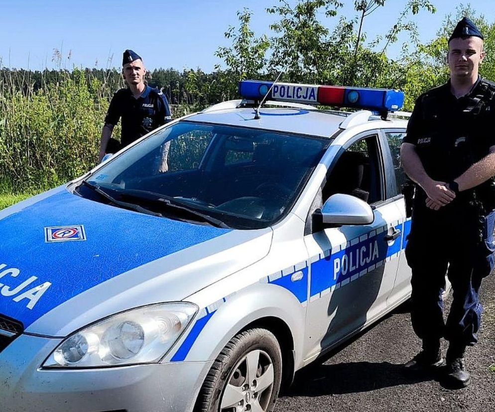 Podbiegł do policjantów po pomoc. Mówił, że kobieta wykrwawia się na swoim podwórku