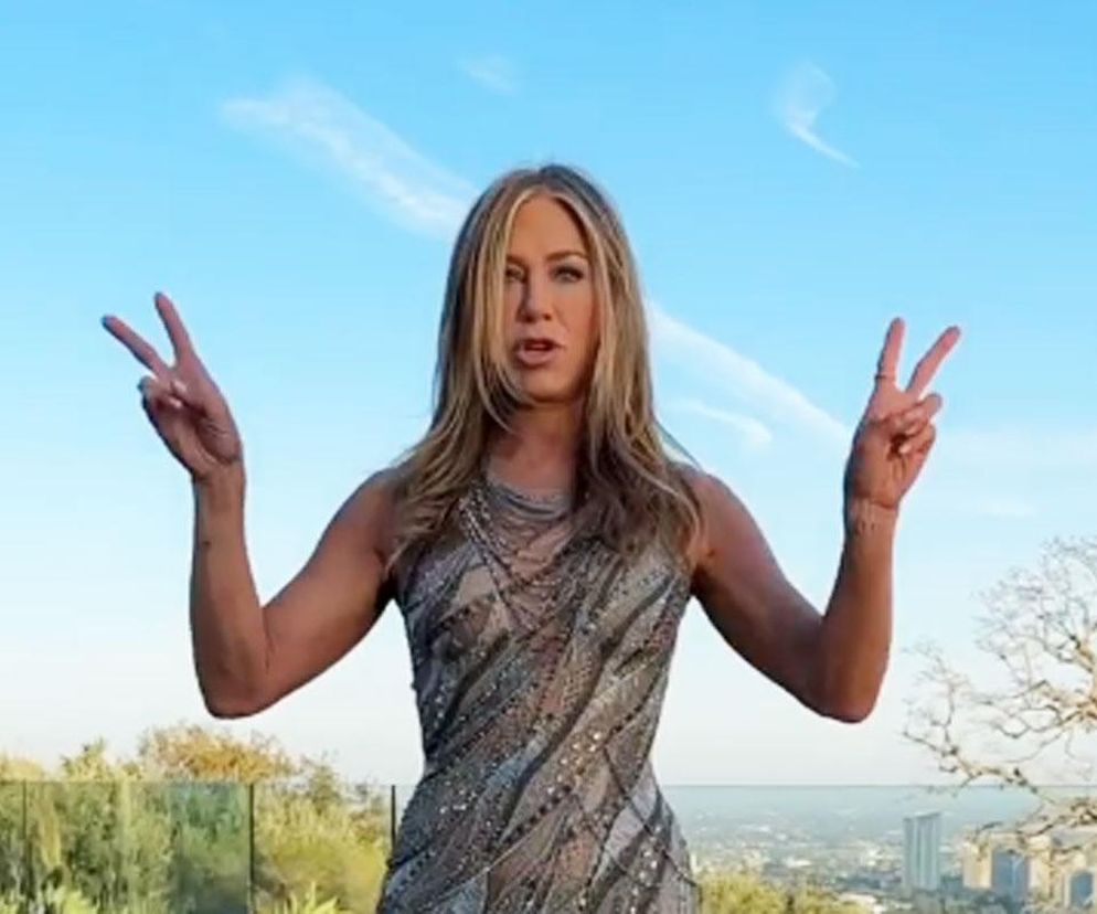 Jennifer Aniston używa tego pod oczy. Kosztuje 2 zł i kupisz to w każdej aptece