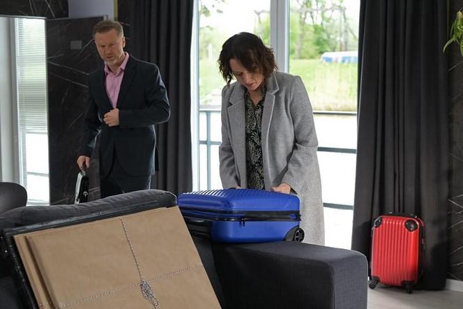 Pierwsza miłość, odcinek 3833: Laura (Katarzyna Maciąg), Biernacki (Krystian Wieczorek)
