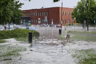 Nawałnica nad Gnieznem. Miasto zalały strumienie wody po ulewie i gradobiciu [ZDJĘCIA].
