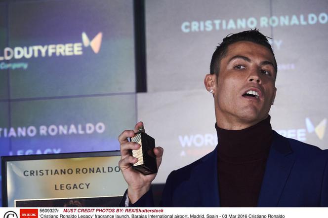 Cristiano Ronaldo prezentuje perfumy Legacy na lotnisku w Madrycie
