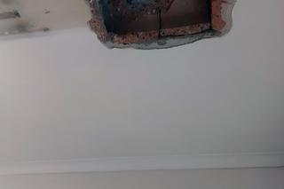 Zdjęcia z Komendy Głównej Policji po wystrzale z granatnika