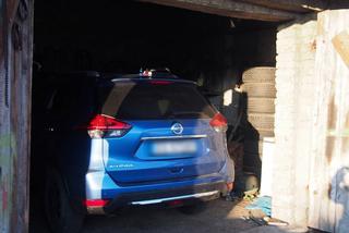 Masa części i dwa kradzione Nissany odnalezione w dziupli w gminie Karczew