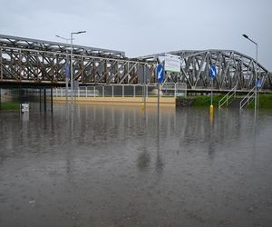 Potężne burze nad Podkarpaciem. Grad, wicher i potoki deszczu, jak w środku lata!