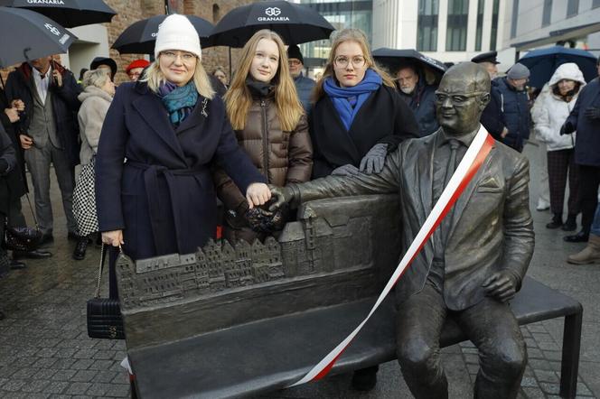 Tak wygląda ławeczka Pawła Adamowicza. Stanęła w rocznicę śmierci w Gdańsku