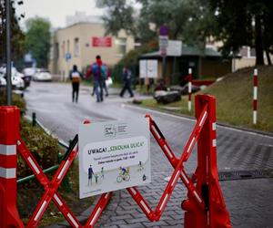 Kolejna Szkolna ulica w Warszawie. Samochodem tam nie wjedziesz