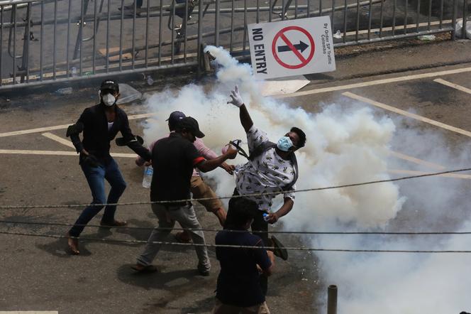 Sri Lanka. Ogromne protesty w Kolombo. Prezydent uciekł ze swojej rezydencji [ZDJĘCIA]