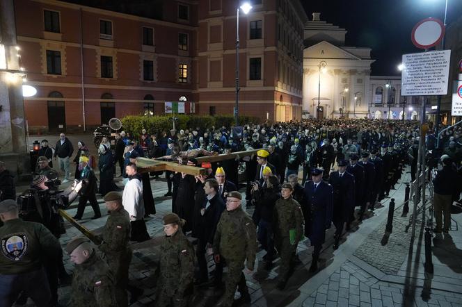 Tłumy wiernych przeszły przez stolicę. Centralną Drogę Krzyżową poprowadził kardynał Nycz