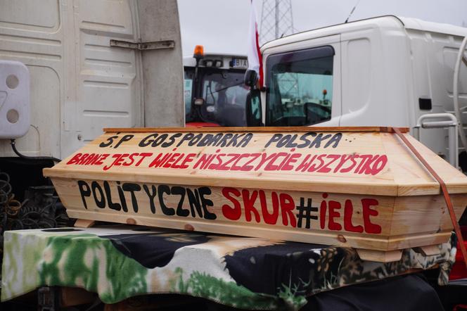 Protest rolników z 20 lutego. Blokada drogi obok Białegostoku