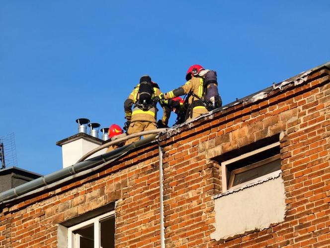 Potworny pożar kamienicy we Włochach. Strażacy znaleźli zwłoki