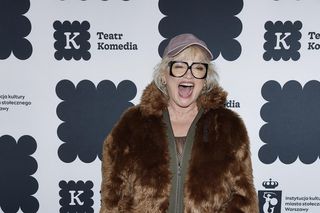 Katarzyna Figura chciała się odmłodzić?! Wskoczyła siateczkowy kombinezon i zapozowała na ściance na premierze spektaklu Prezent