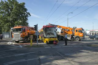 Betoniarka wyrzuciła tramwaj z torów