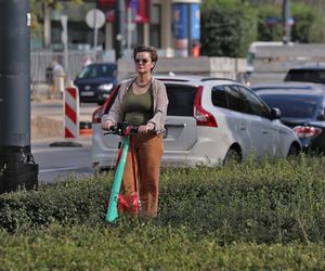 Monika Richardson pędzi na hulajnodze