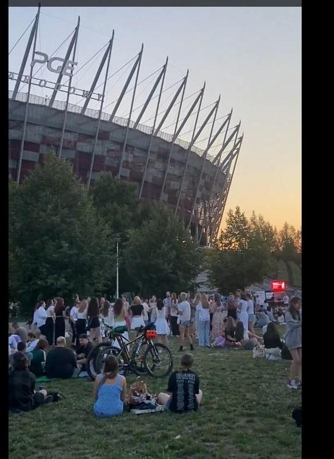 Fani Taylor Swift bawili się pod stadionem w trakcie koncertu. Zobacz nagrania