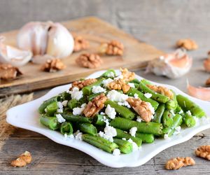 Fasolka szparagowa z serem feta i prażonymi orzechami włoskimi