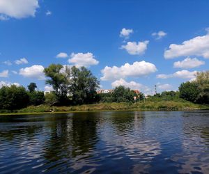 Wisła w Fordonie zaprasza turystów. Można popływać drewnianą łodzią i poczuć tę samą bryzę, co kiedyś flisacy 