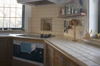 Blat z płytek ceramicznych. Blat kuchenny i ściana w jednym stylu