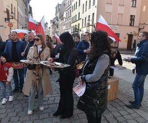 Rolnicy strajkowali częstując tym, co mają najlepsze! Mieszkańcy byli w szoku