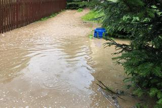Oberwanie chmury nad Podhalem. Górskie potoki wylały. Woda wdziera się ludziom na posesje