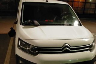 Wandal zniszczył 15 aut