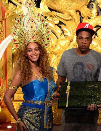Beyonce i Jay Z w Tajlandii - Beyonce pozowała w tradycyjnym stroju, Jay Z tradycyjnie smutny :D