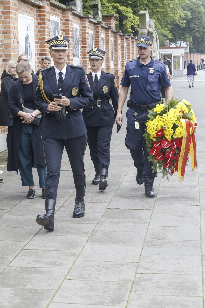 Fani i artyści żegnają Joannę Kołaczkowską. Pogrzeb artystki na Powązkach [ZDJĘCIA]