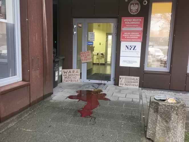 Plama krwi i hasła na tablicach. Protest pod niewłaściwymi drzwiami