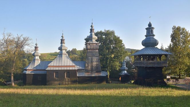 To dawna wieś biskupstwa krakowskiego. Łemkowską cerkiew przekształcono w niej na kościół 