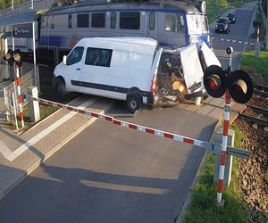 Dostawczak wjechał pod pociąg! Ogromne utrudnienia na kolei