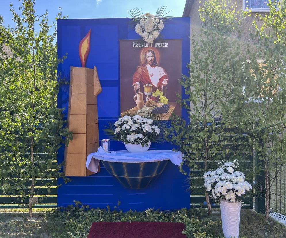 Jakimi kwiatami udekorować ołtarz na Boże Ciało? Symbolika roślin