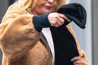 Majka Jeżowska stołuje się na ulicy.