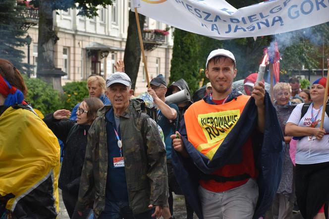 Kielecka Piesza Pielgrzymka maszeruje na Jasną Górę (9 sierpnia 2023)