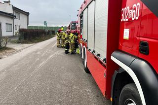 Łyski. Wyciek niebezpiecznej substancji na terenie firmy kurierskiej [16.11.2022]