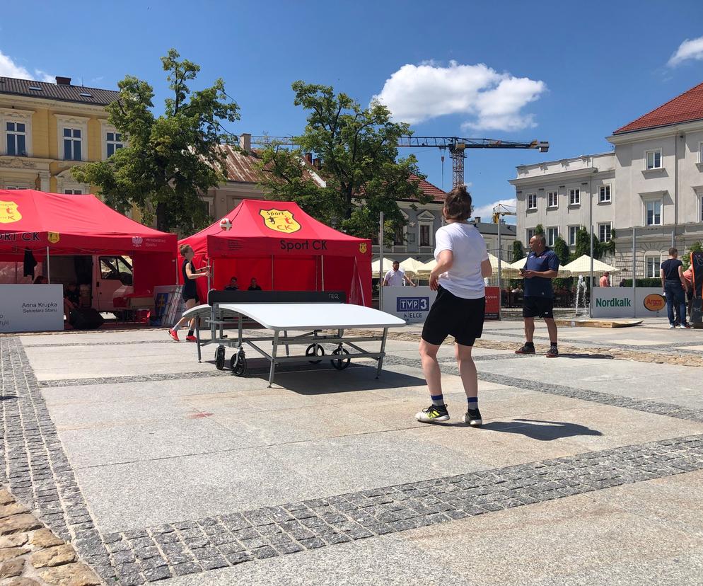 Turniej w teqball na kieleckim Rynku