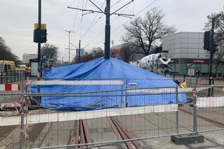 Ogromny namiot na torowisku w centrum Torunia. Chroni przed niepogodą