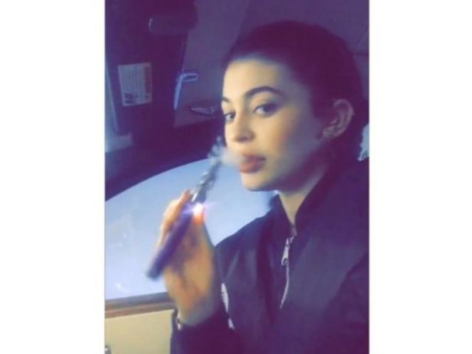 Kylie Jenner - Snapchat - Kylie Jenner z e-papierosem