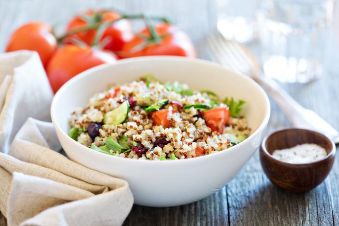 quinoa-salatka-z-komosy-ryzowej-z-suszonymi-pomidorami.jpg