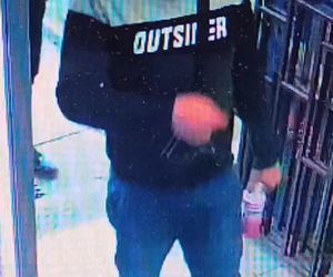 Policja w Krakowie prosi o pomoc w identyfikacji sprawców pobicia