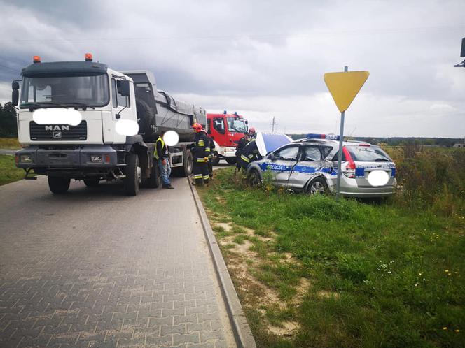 Wypadek z radiowozem w Lisim Ogonie [ZDJĘCIA]