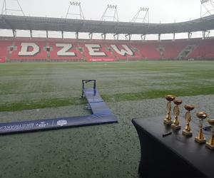 Problemy ze stadionem Widzewa? Przez nadmiar wody trzeba było przerwać rozgrywki [ZDJĘCIA]