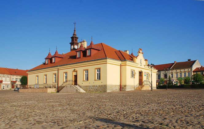 To jedno z najmniejszych miast w Małopolsce. Jedna decyzja papieża sprawiła, że stało się sławne