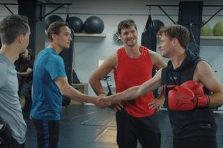 M jak miłość odc. 1764. Adam Karski (Patryk Szwichtenberg), Jakub Karski (Krzysztof Kwiatkowski), Marcin (Mikołaj Roznerski), Olek (Maurycy Popiel)